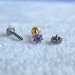 Labret Rosca Interna Titânio Flor Zircônias Lilás - Imagem 4